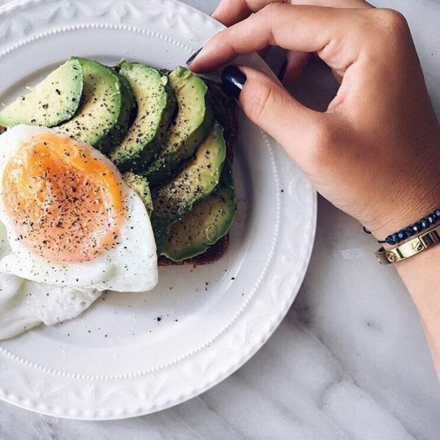 How to keep avocados from browning 🤔 On the blog👆🏼 #avocadohack #lchf #avos | image via @weheartit // tips via @margaretlunetta