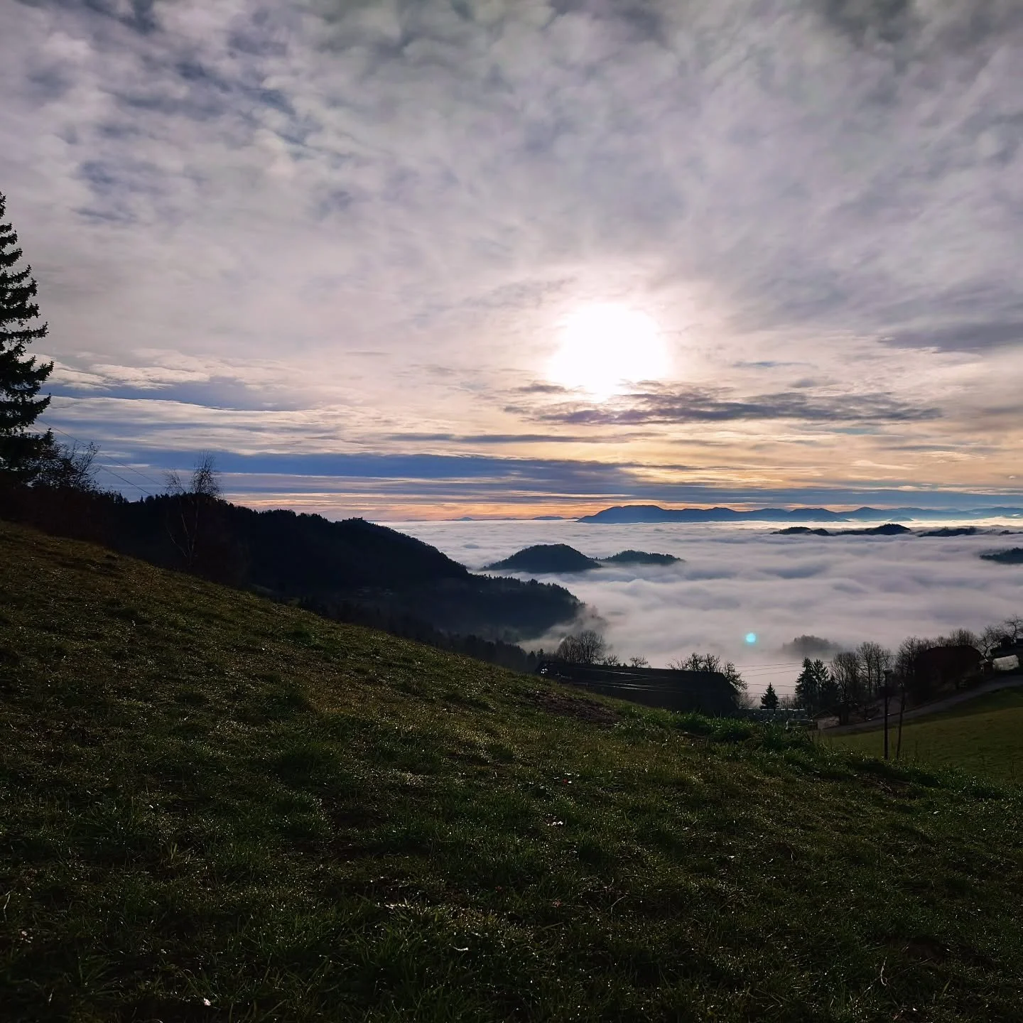 Good morning! Cold late autumn mornings are here again. And with them also beautiful views.

#morning #lateautumn🍁 #mistymorning #view #sloveniaoutdoor #polhovgradec