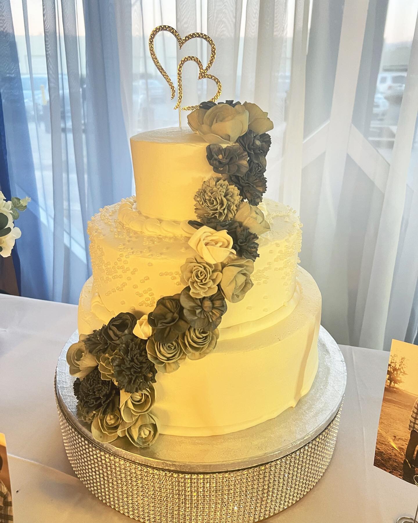 Sometimes we double as a cake decorator 😁 Our sweet bride provided wooden flowers and a simple cake. Within minutes ~ magic was created. Reason #466 to hire a planner 😉
♡
♡
♡
Congratulations, Jessica &amp; Clemente! @jessicadenise94 #magnificentcou