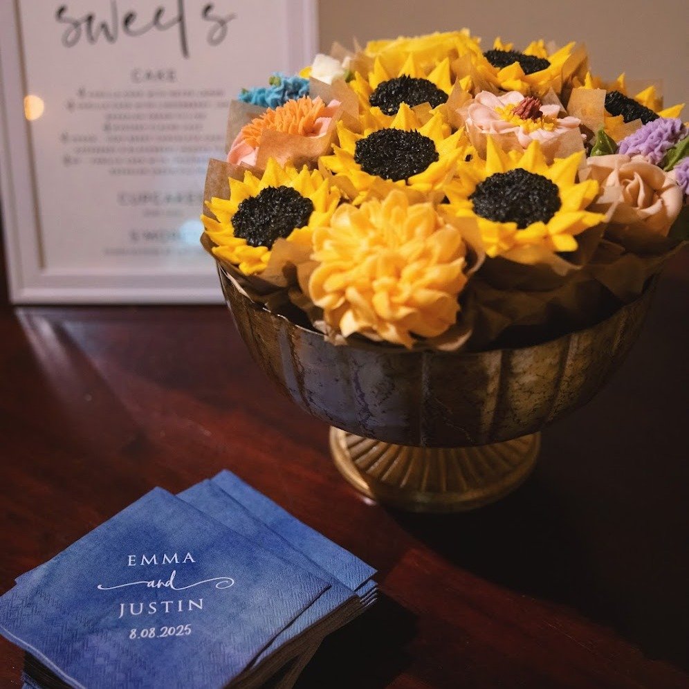 Too pretty to pick&hellip; too delicious not to 🧁🌻
Flower cupcakes that bloomed just in time for the sweetest celebration ✨
🩷
🩷
🩷
Photography: Danny Dong Photography @dannydong 
Cupcakes: Baked Blooms LLC @bakedblooms 
🩷
🩷
🩷
#WeddingDetails #