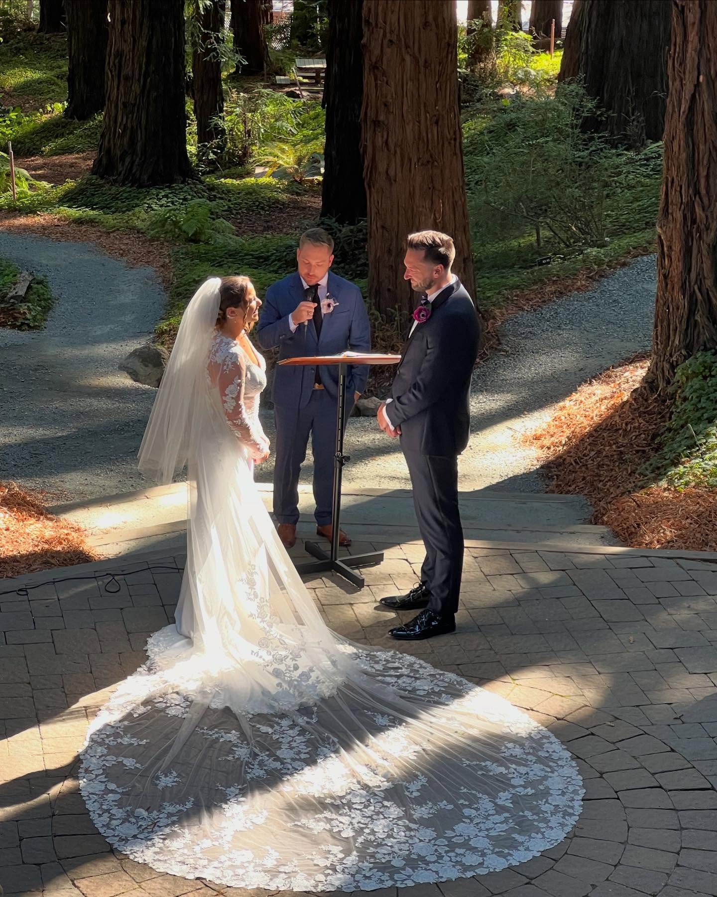 The scene at the Berkeley Botanical Gardens is magical every time. It never gets old seeing the way the sun kisses the couple through the trees ☀️
♡
♡
♡
Venue: Berkeley Botanical Gardens 
♡
♡
♡
#weddingvenue #weddingceremony #ceremonybackdrop #norcal