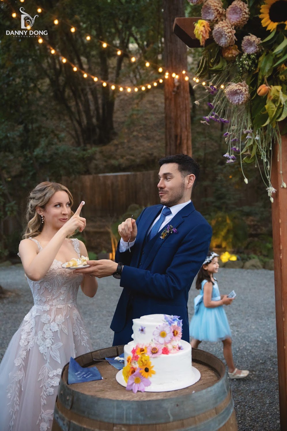 A sweet bite, a knowing look, and a moment that says &ldquo;this is us.&rdquo;

Because the best wedding photos aren&rsquo;t just beautiful &mdash; they&rsquo;re full of personality, laughter, and a little fun between bites. 
🩷
🩷
🩷
Venue: Deer Par