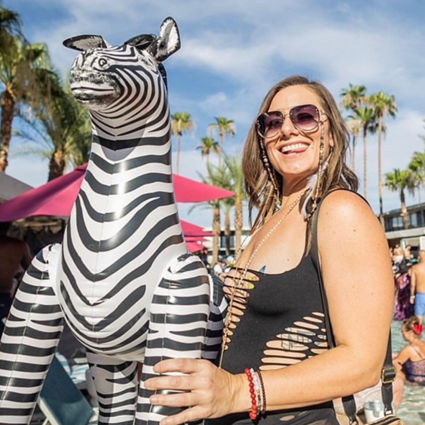 🌞ARIZONA🌞 it&rsquo;s officially pool party season! this sunday kick it off with @resound_music 🎶 swipe for deets &mdash; &amp;&amp; don&rsquo;t forget to order your custom sunnnnnie chains from MWUAH asap so you can be stylish &amp; sunglasss secu