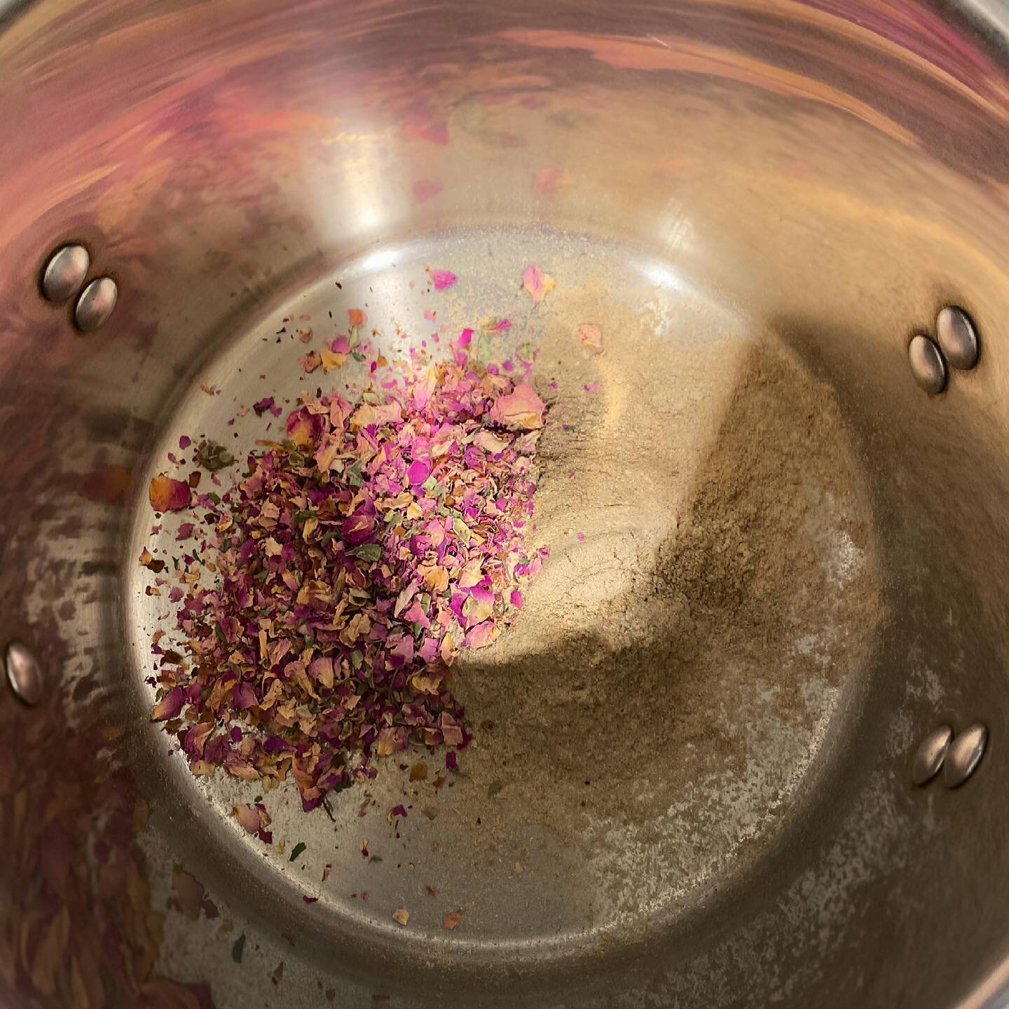 Day 15/100: Basti Oil (Herbs)

I started this infusion yesterday evening during the new moon for a beautiful mama. (New moons are one of the most perfect and auspicious times to make a new medicine!)
I&rsquo;ll keep this going until tomorrow morning.