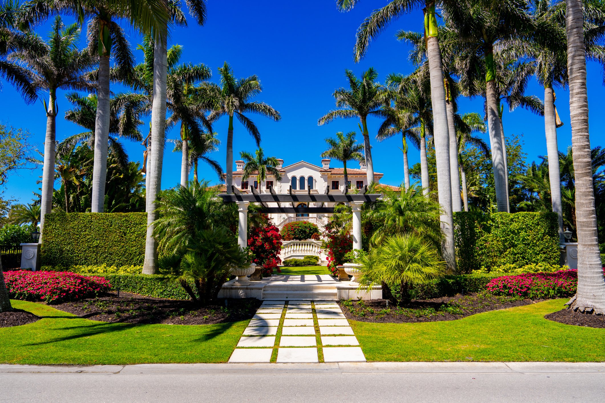 10 Most Expensive Celebrity Real Estate Transactions in 2025: Luxury Homes, Lower Price Ceilings, and What the Market Is Signaling