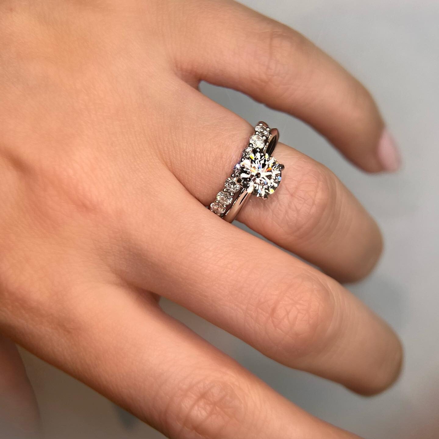 CLASSIC STACK ✨
&bull;
Swipe to compare 👉🏼
&bull;
What better than an epic round brilliant cut in our signature four claw setting paired with a classic shared claw diamond wedding band 😍
&bull;
I always encourage clients to consider their final id