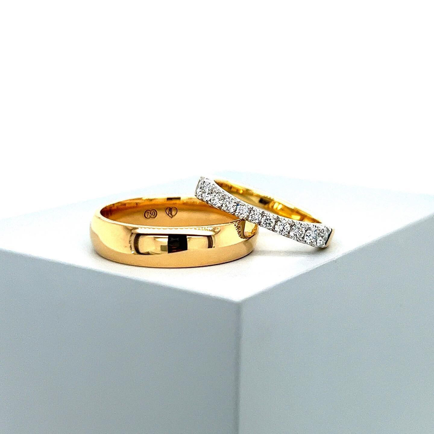 TWO TONE LOVE 🤍
&bull;
Excited to share this gorgeous wedding band set!
&bull;
FEAT.  A custom graduated diamond band, featuring round brilliant cut diamonds set in micro claws crafted from 18ct. white gold, fading to a half round 18ct. yellow gold 