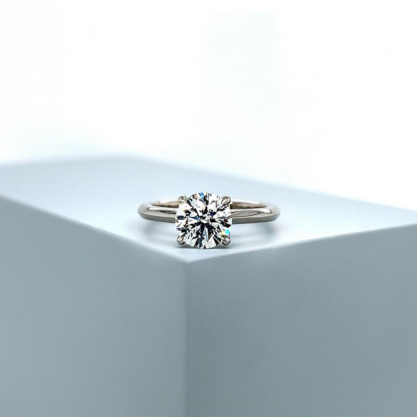 TOUT CLASSIQUE 🤍✨
&bull;
[ classic everything ]
&bull;
Swipe to see this beauty on the hand 👉🏼
&bull;
You&rsquo;ll notice the band looks finer on the hand, but guess what? It&rsquo;s all an illusion 😉 Design is so important in achieving balance i