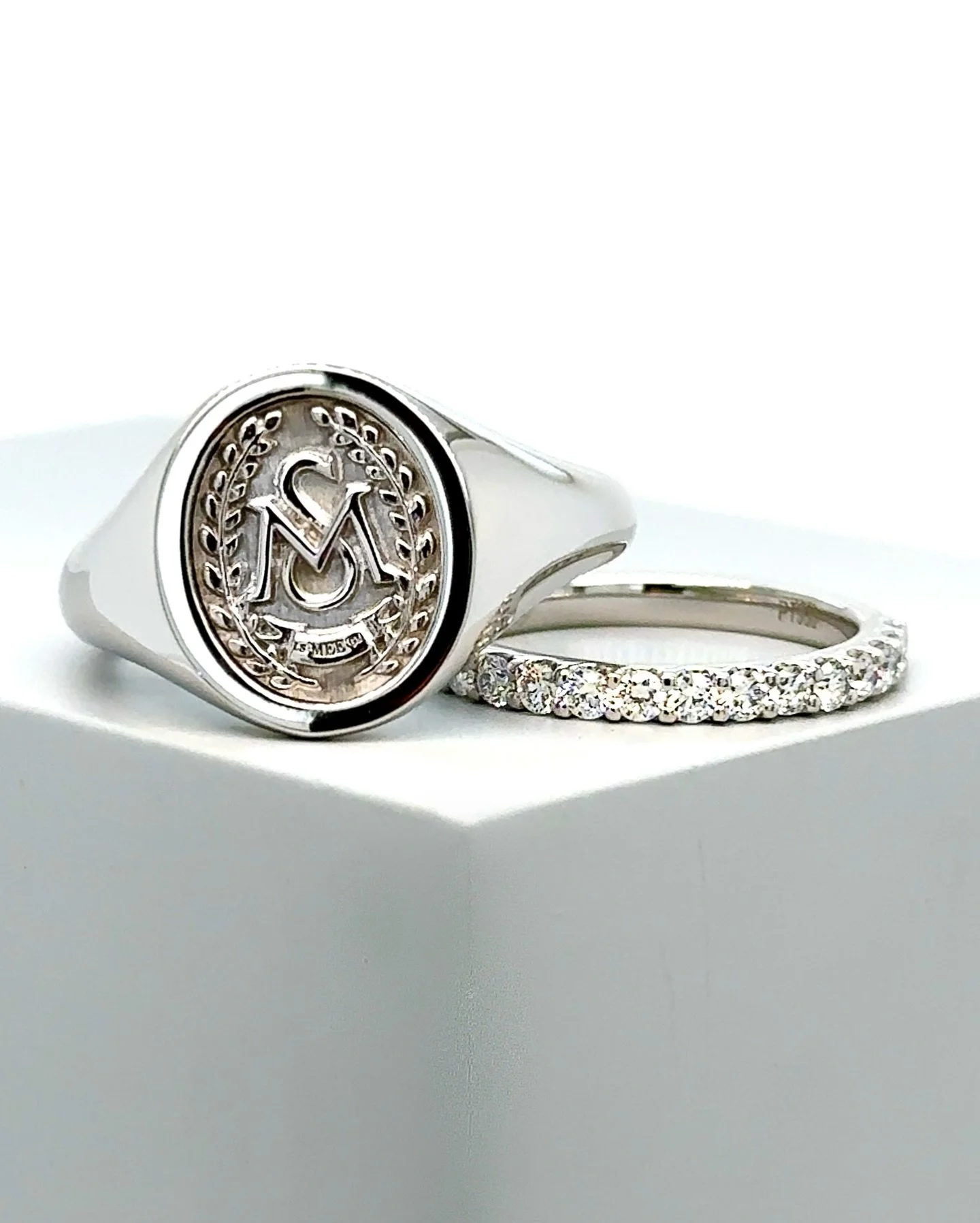 A NEW ERA ✨
&bull;
Congratulations to our recently married couple, Matt &amp; Soph!
&bull;
Nothing says new chapter quite like a custom crest designed by the couple to represent their love 💕
&bull;
#signetring #signetrings #platinumring #mensjewelle