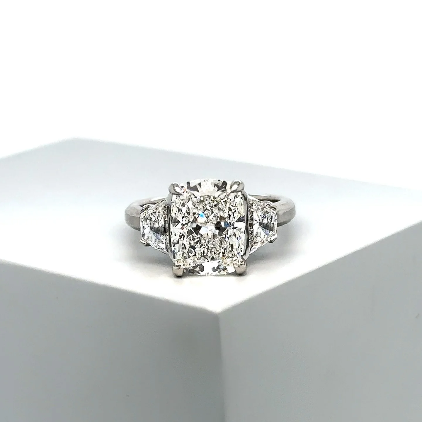 JAW DROPPING ✨
&bull;
Where does one start with this absolute beauty? I&rsquo;m going to keep this short for a change and let the ring speak for herself&hellip;
&bull;
Featuring a 4ct Natural Elongated Cushion Cut diamond in the centre. 
&bull;
#natu