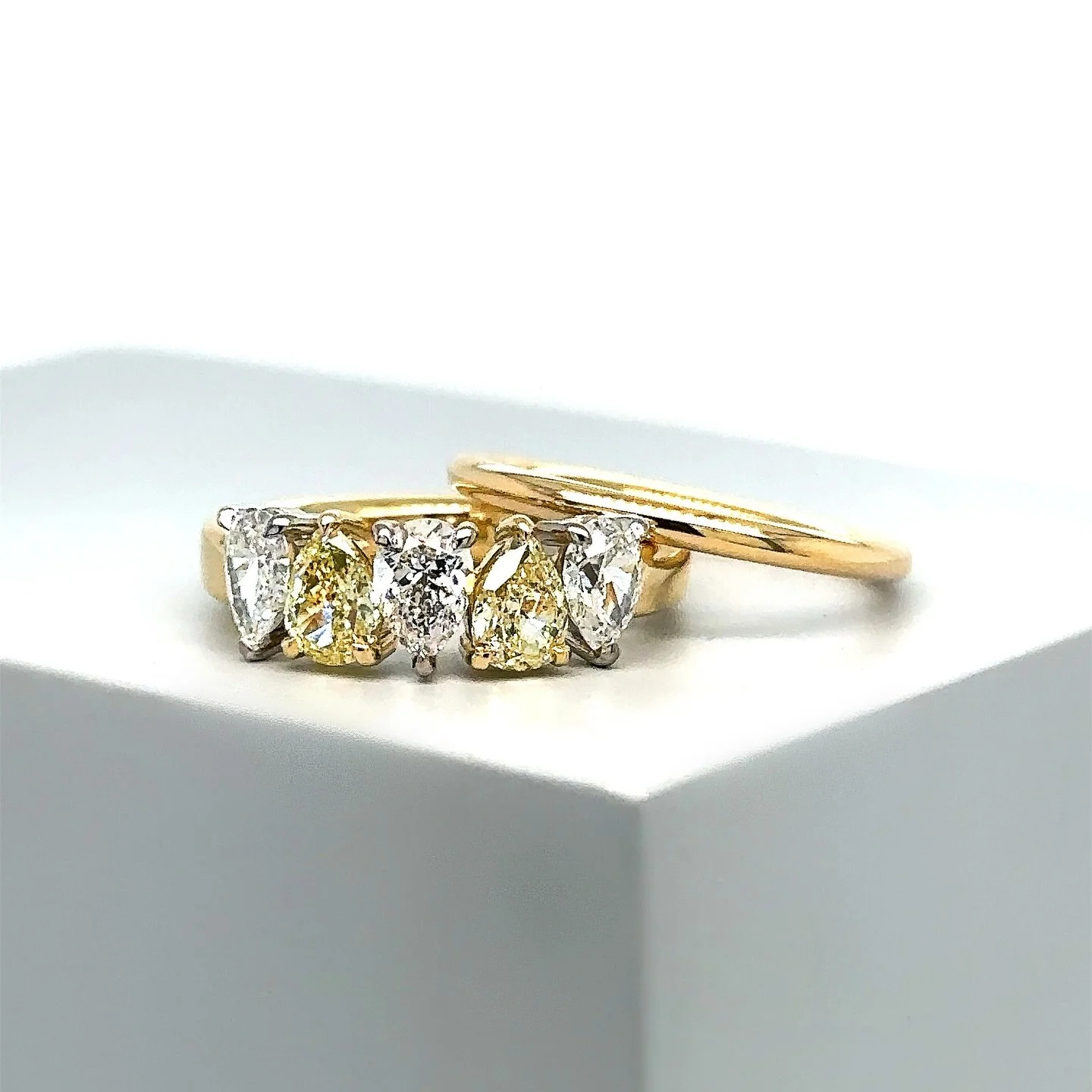 FANCY FEVER 🤍💛
&bull;
Fancy shape and fancy colour, the perfect combination for a unique wedding band set! 
&bull;
This wedding band features natural white and yellow pear cut diamonds. Then, alternate the orientation of the pear cut diamonds and y