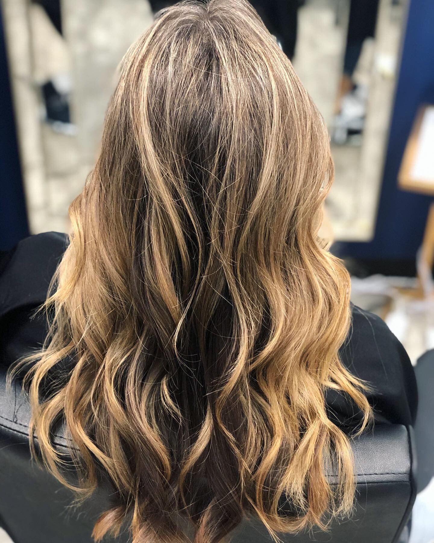 Honey blonde 🐝🐝 

I did Partial Hilights on my guest and add lowlights once in a while  for more dimension. 

#oneloudoun #ashburn #oneloudounhairstylist #ashburnsalon #highlights #honeyblonde #blonde