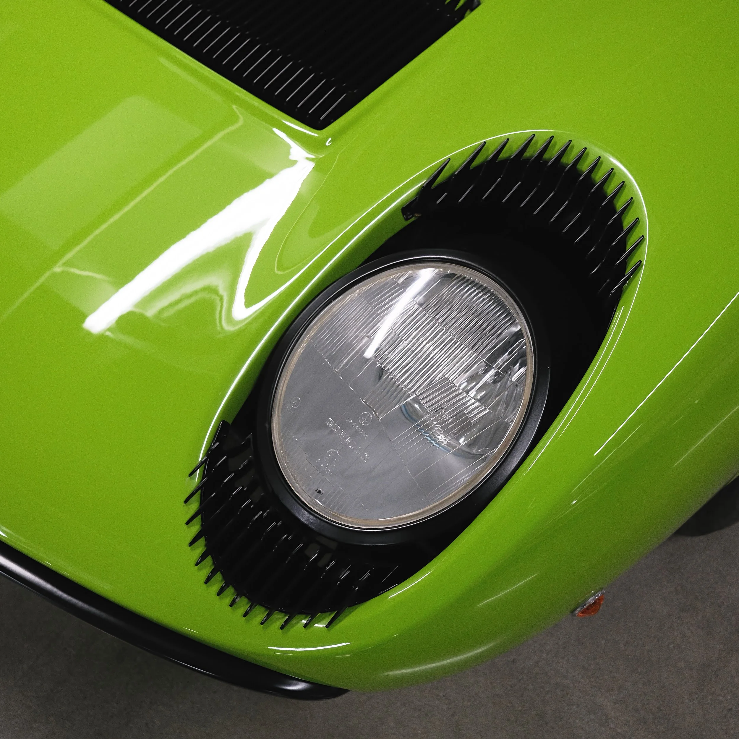 "Eyelash" headlights