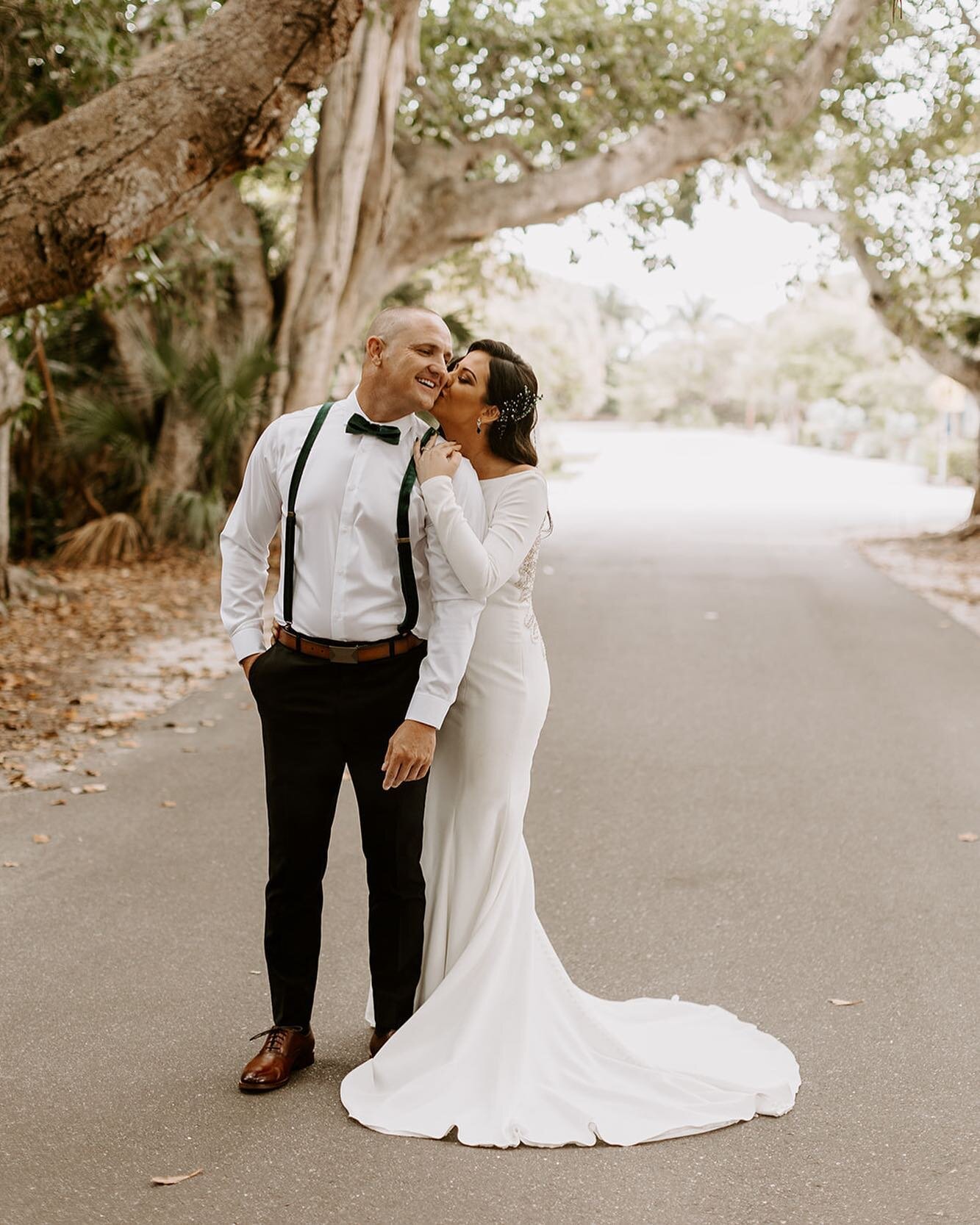 Just shot my last wedding of the year and feeling extra grateful. ⁣🎁
⁣
I was driving back from Boca Grande Monday and found myself in tears for a good portion of my drive home. I was reflecting on the past year and realized that 2020 has taught me o