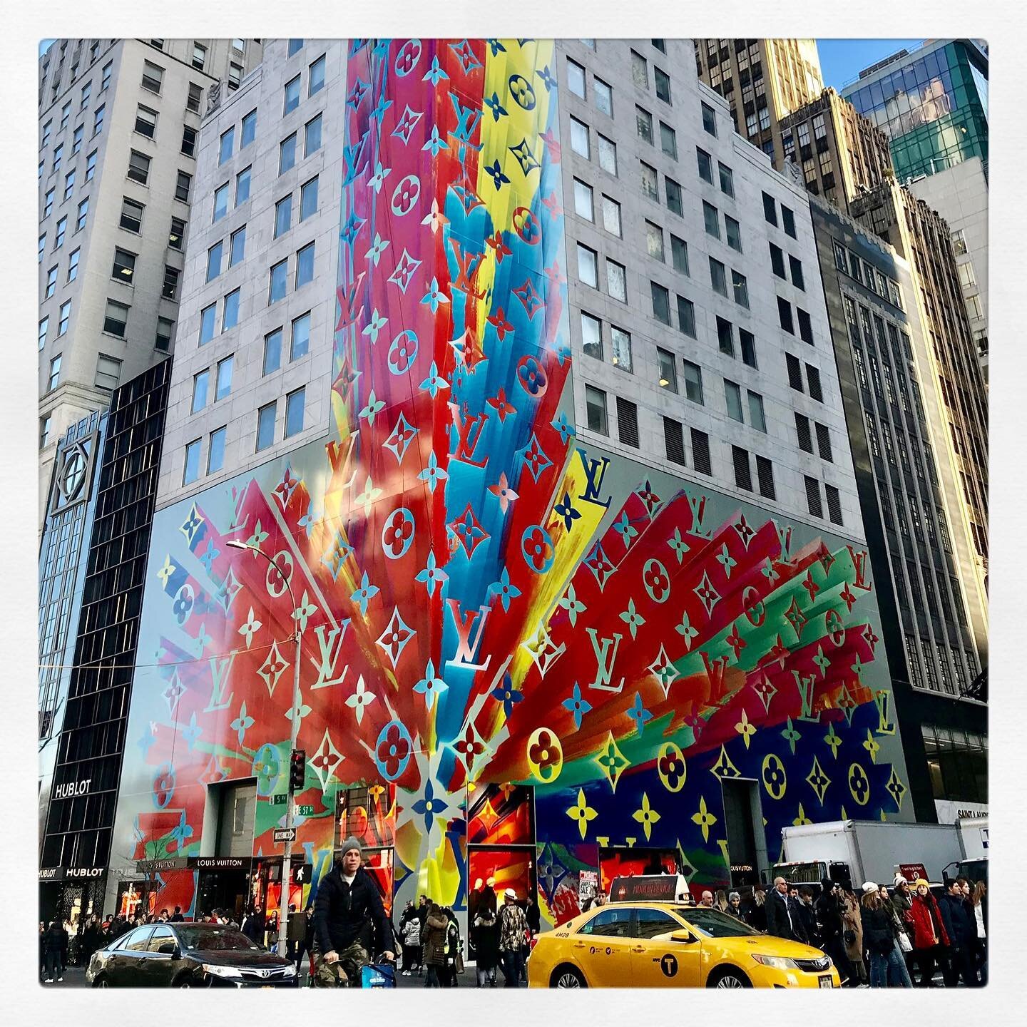 🌈 A splash of #LV in #NYC. 

(2019)
.
.
.
.

#newyork #thingstodoinny #nyclove #christmasinny #nycguide #nycholidays #rockefellertree #visitnewyork #travelnyc #rockefellercenter #travel #ignewyork #beautifuldestinations #christmastree #wanderlust #t