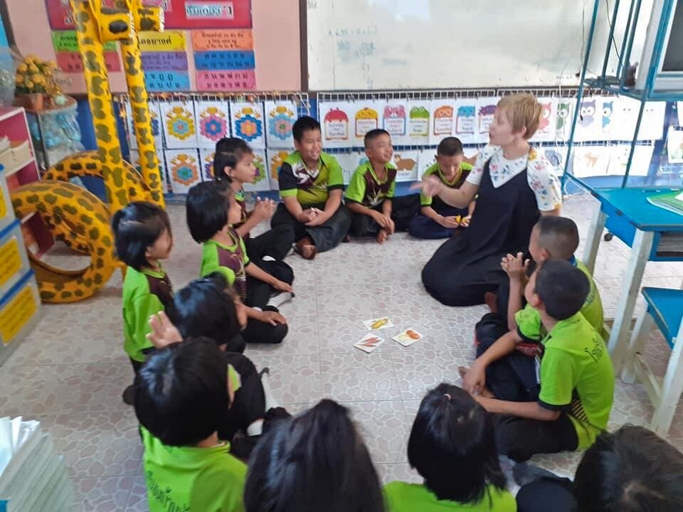 Primary school children learning English through active learning 
