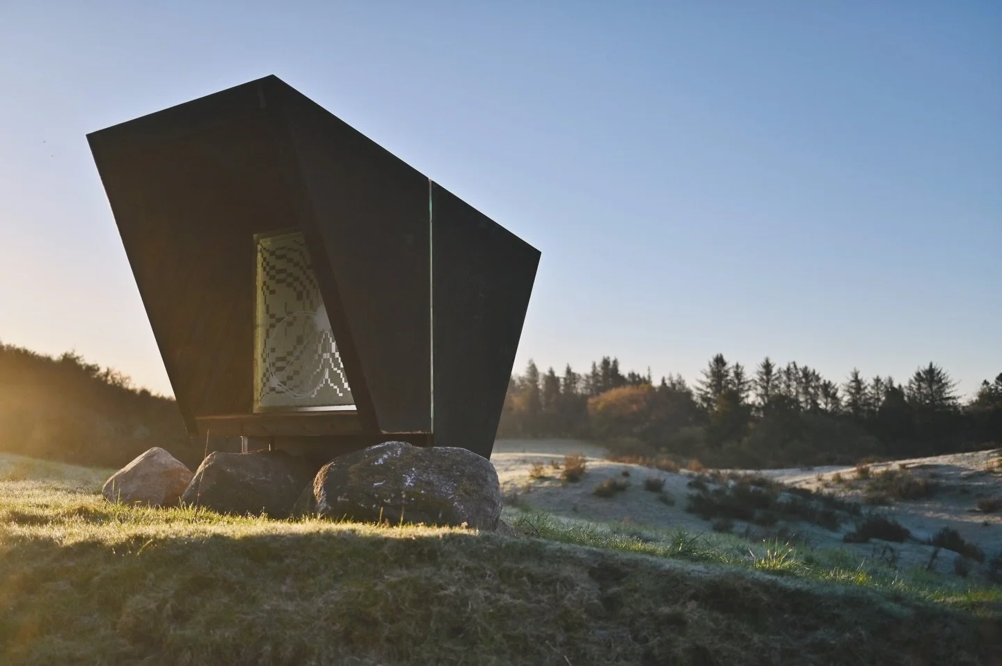 Slettingen shelter site &ldquo;Geotopen&rdquo; opens on 11 May!

Geotopen is an art installation and architectural intervention in the Ice Age-shaped landscape of Jyske &Aring;s, North Jutland.

Boulders, a series of shelters and glass works come tog