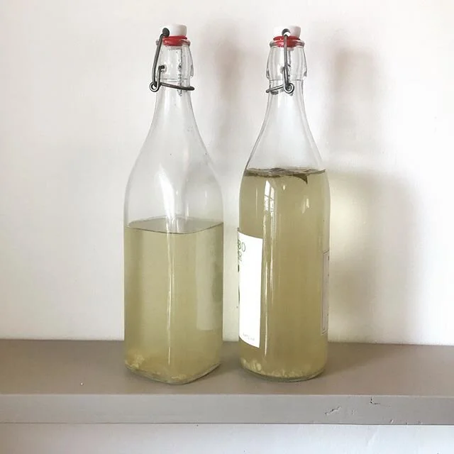 Som et alkoholfrit alternativ til &oslash;l og vin eksperimenterer vi pt. med vores hjemmefermenterede kombucha. Her med verbena og ingef&aelig;r og en med &aelig;bler fra Fej&oslash; 〰️ Det handler for os om at opnå den helt rette smag og karboneri
