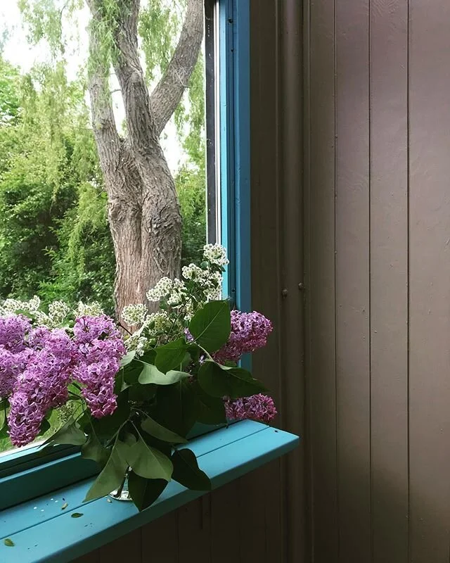 Endnu en milep&aelig;l er n&aring;et.
Det lille Camp k&oslash;kken er malet f&aelig;rdig, og vi er s&aring; glade for resultatet. Nu indbyder det til, at man kan st&aring; og lave dejlig campmad med venner og familie. Tak til @nordsjodanmark for alti