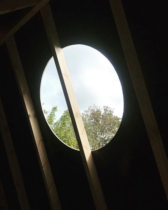 Der sker meget på vores lille Camp de her dage. De små Cabins tager form, og snart kan man ligge lige her og kigge på stjerner✨
Vi har den dejligste familie, som hele weekenden har knoklet på med hj&aelig;lpende h&aelig;nder 〰️〰️ Vi arbejder fort