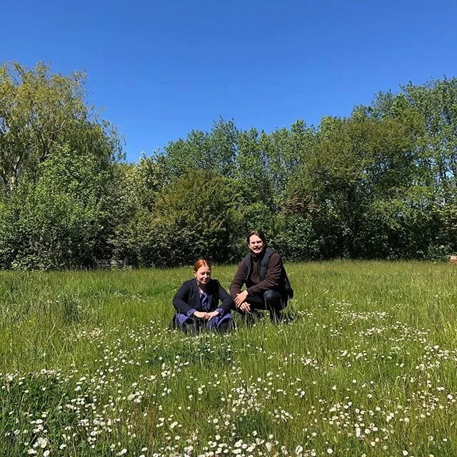 Hvem st&aring;r egentlig bag Ro naturcamp? Der er jo efterh&aring;nden mange andre end vores venner og familie som f&oslash;lger udviklingen herinde, hvilket vi er s&aring; glade for. Derfor er det vist p&aring; sin plads med en lille introduktion.
〰