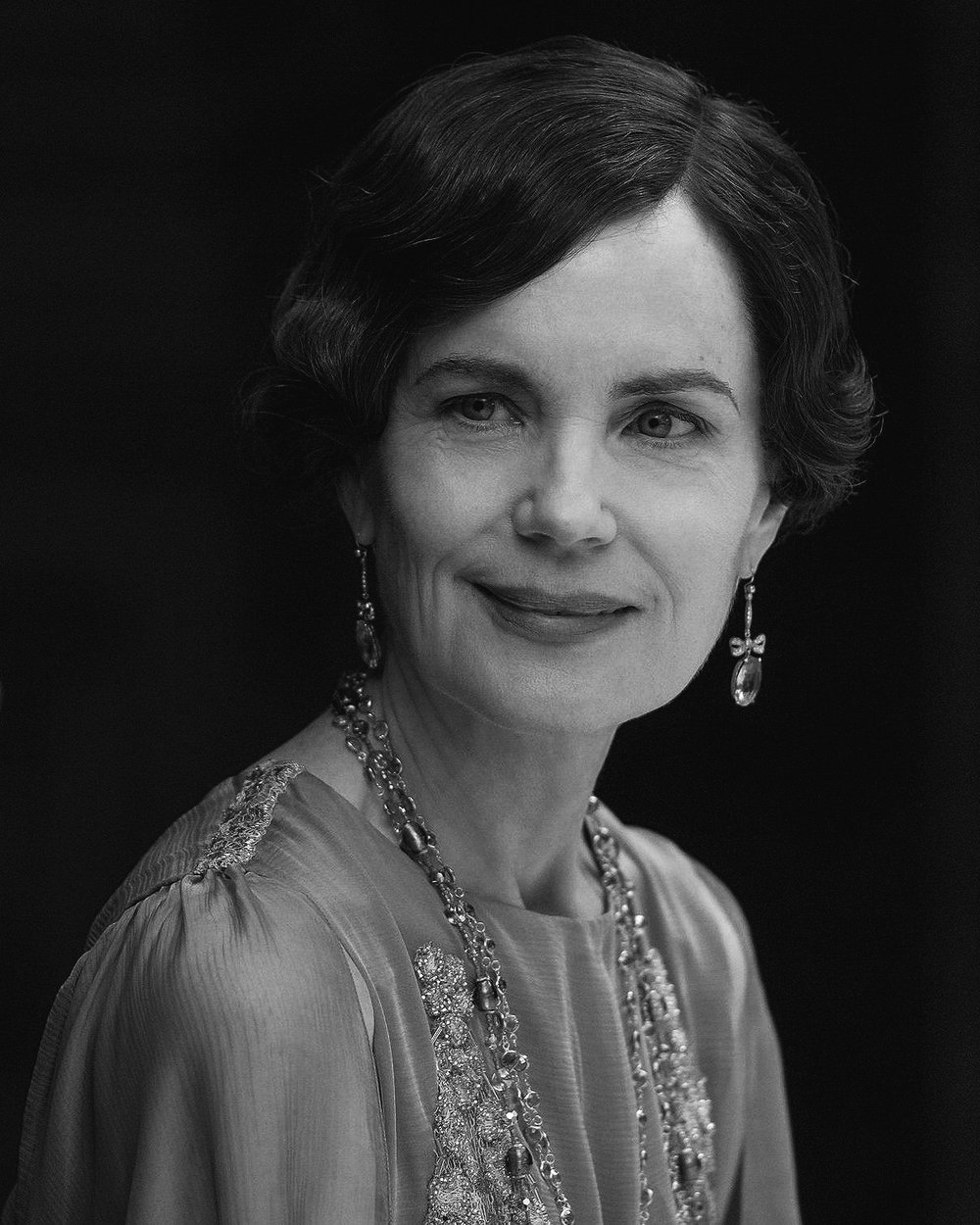 Elizabeth McGovern Has Better Things To Talk About Than Grey Hair — tonic mag Elizabeth McGovern Has Better Things To Talk About Than Grey Hair — tonic mag
