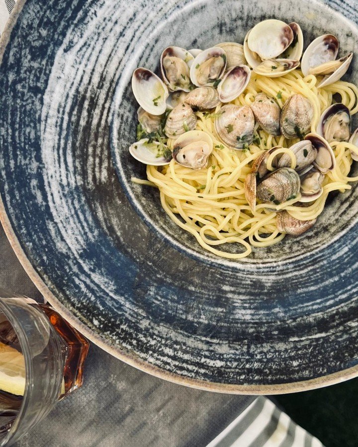 When the sun&rsquo;s out and the evenings are warm, we keep things simple with spaghetti alle vongole 🐚

✨ Spaghetti
✨ Fresh clams
✨ Garlic and olive oil
✨ A splash of white wine
✨ Parsley and a pinch of chilli

It&rsquo;s light, coastal and full of