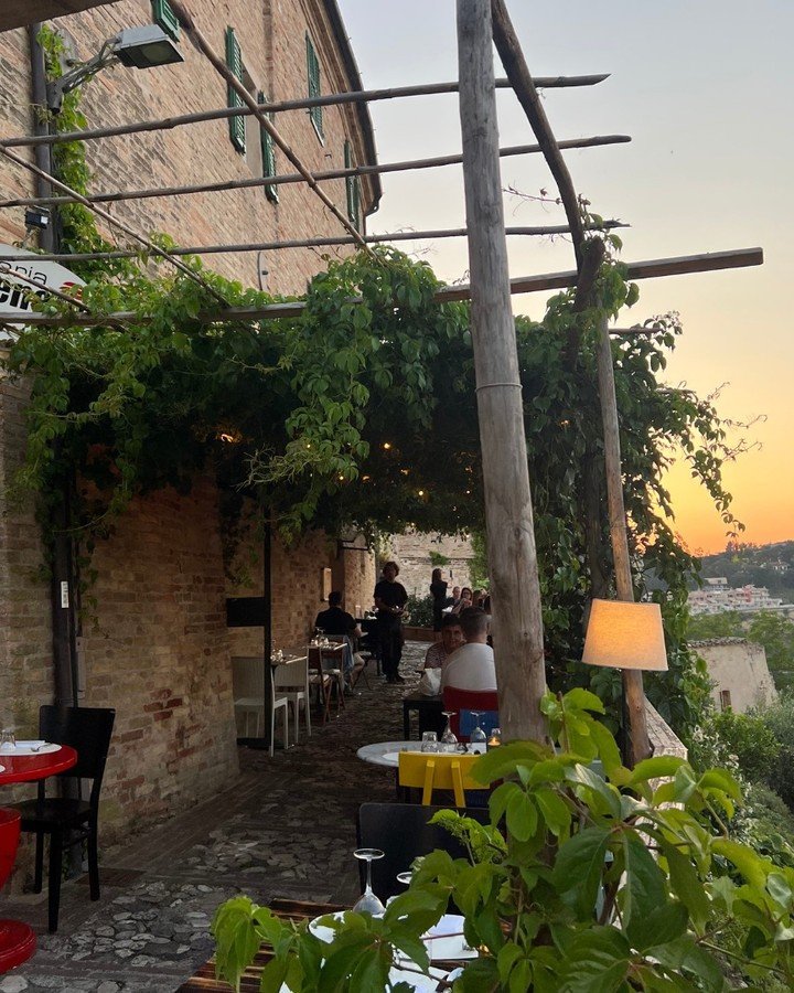 As the sun slips behind the hills and the evening breeze carries the scent of cooking, something magical happens in Le Marche.

Dinner moves outside. Candles are lit, the table fills with fresh pasta and wine, and conversation stretches late into the