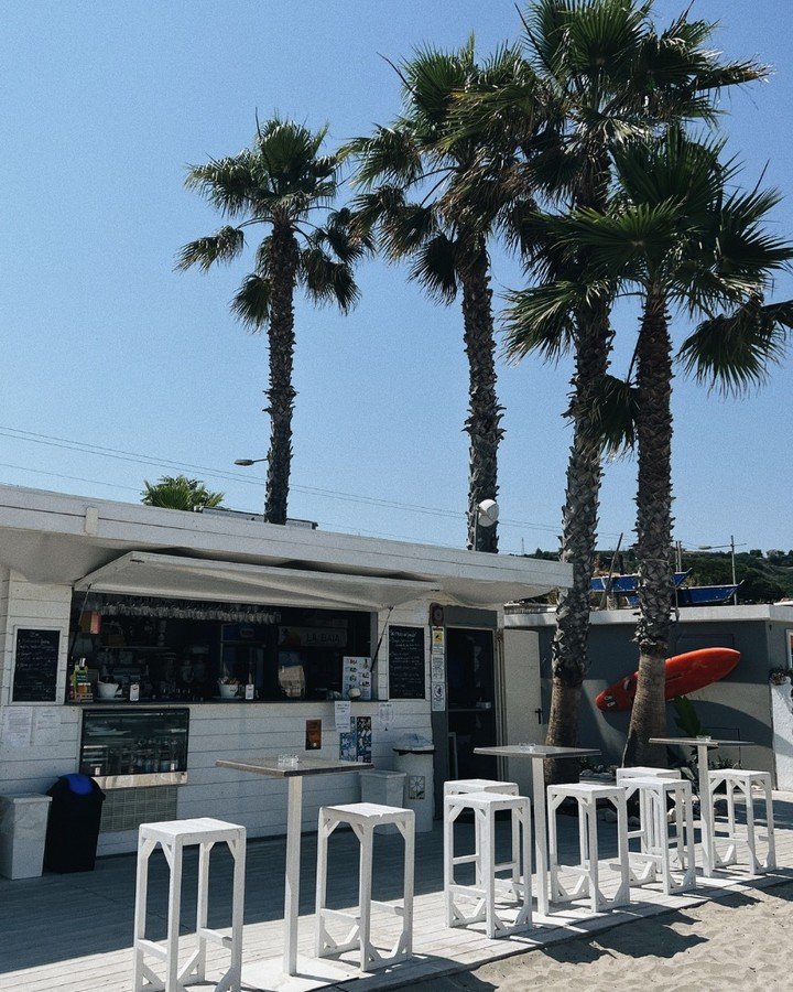 White parasols, Aperol Spritz by the sea, and fresh seafood served just steps from the shoreline, @labaiabeach is a beach club that captures everything we love about Italian summer ☀️

When you stay in Le Marche, places like this are never far away.
