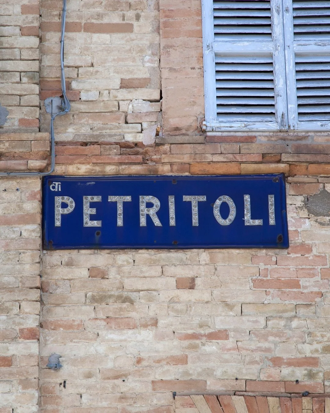 Discovering Petritoli means stepping into cobbled streets, sweeping views and a slower way of life. 

It&rsquo;s also where we live, and where three of our homes, Il Nido, Palazzo Scarsini and Casa Tre Archi, are found ✨

#petritoli #lemarcheitaly #i