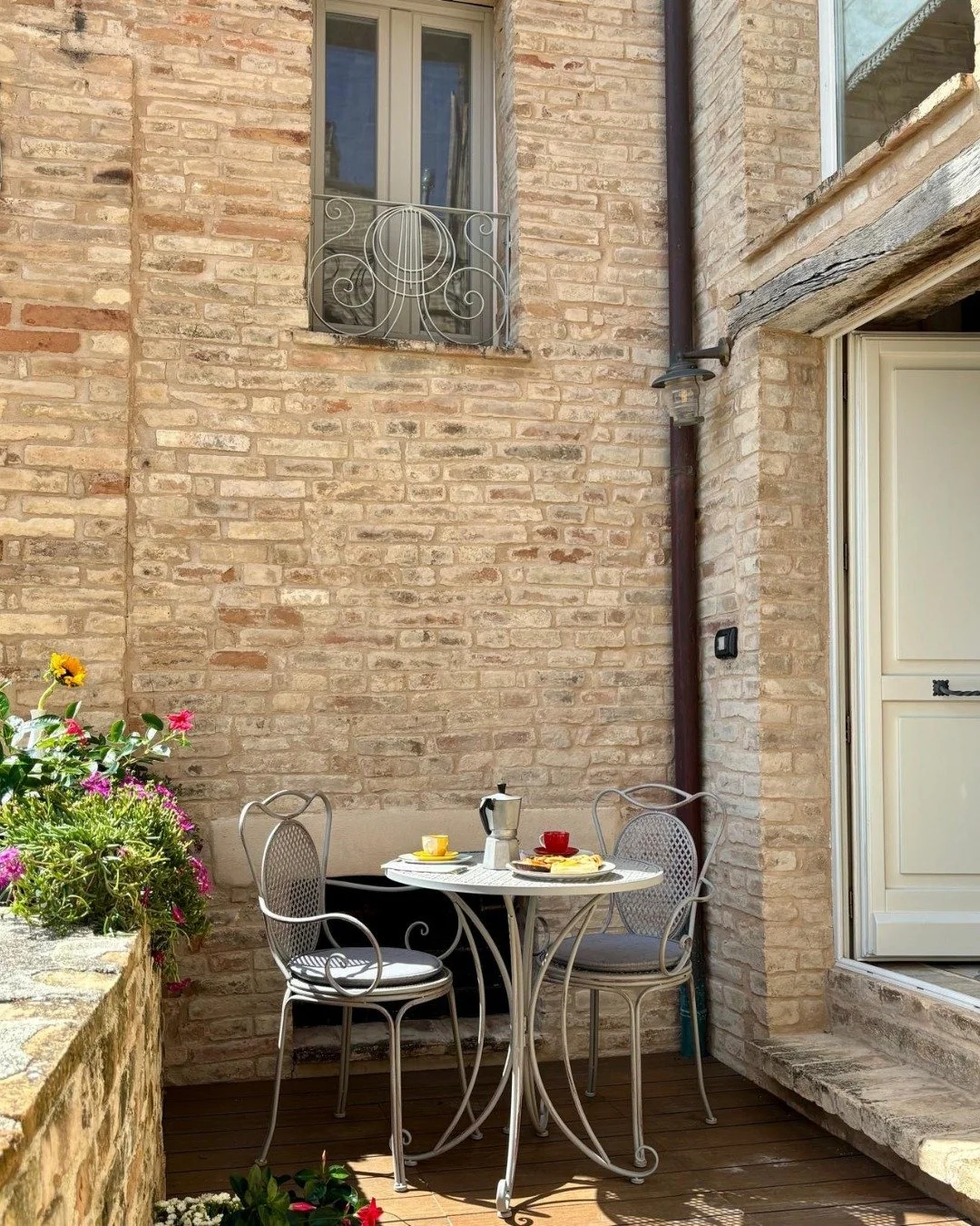 We were often asked for a smaller, lower-priced option without giving up location, amenities or quality. Well, here it is: Il Nido ✨

#lemarcheitaly #visitlemarche #hiddenitaly #italianvillages #italiantravel #italyliving #ladolcevita #italianlifesty