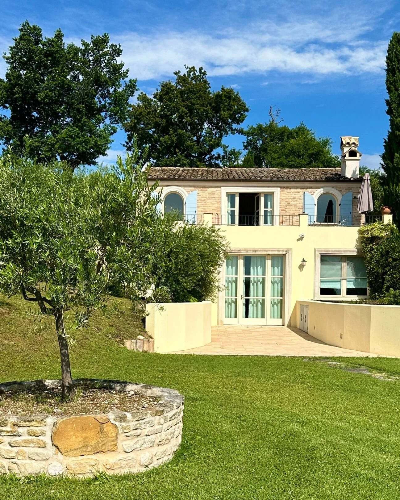 The Harrington family have created countless unforgettable memories in Casa Giacomo. Could it be your turn next? 💭

Casa Giacomo is a beautifully crafted home that blends traditional Italian building methods with modern comfort, set across two gener