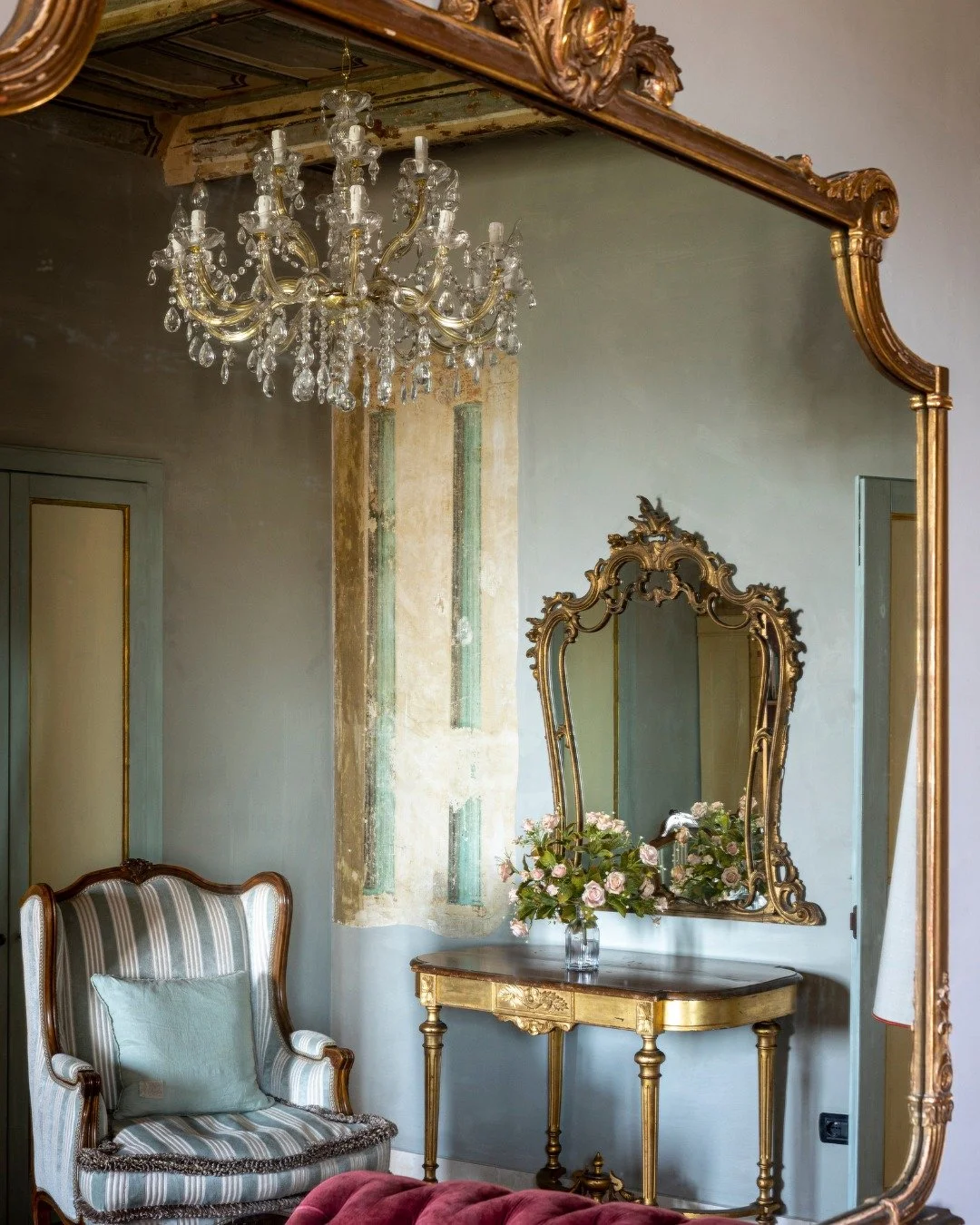 Set in the heart of Petritoli, this elegant Italian 16th century palazzo combines historic charm with light-filled, modern living. Spacious, refined and full of character 🤌🏼

We just know that you're going to love the expansive 50m&sup2; terrace, w