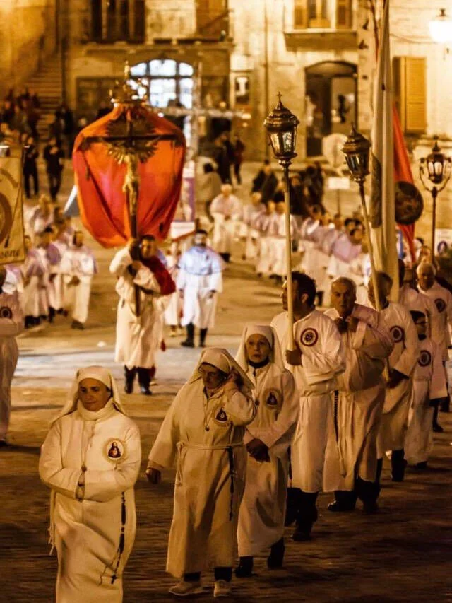 Happy Easter / Buona Pasqua 🐣

In Le Marche, you won&rsquo;t find supermarkets overflowing with garish eggs, bonnets with bunny ears or last-minute Easter deals. 

Easter here is far more intentional. It&rsquo;s slow-cooked lamb, slices of Colomba c