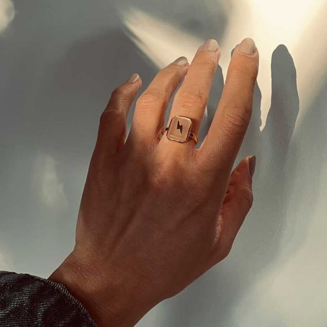 ELECTRIC LOVE 💗⚡️

Our rose chalcedony rings adorned with a lightning bolt are a perfect blend of classic meets modern!

Elegant, feminine and yet edgy with a cool vibe! ⚡️

AVAILABLE NOW ON PRE-ORDER

📸 our lovely customer@sunsetsandstyle styling 