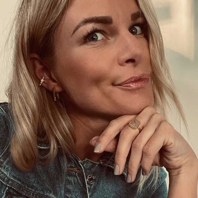 Monday vibes with ADORE opal cuff, REBEL hoops and our rose ELECTRIC LOVE ring styled by the gorgeous talented Louise @sunsetsandstyle.

#electriclovering #statementjewellery #squarehoops #chunkyjewellery #mondaysvibes #jewelleryinspo #affordablejewe