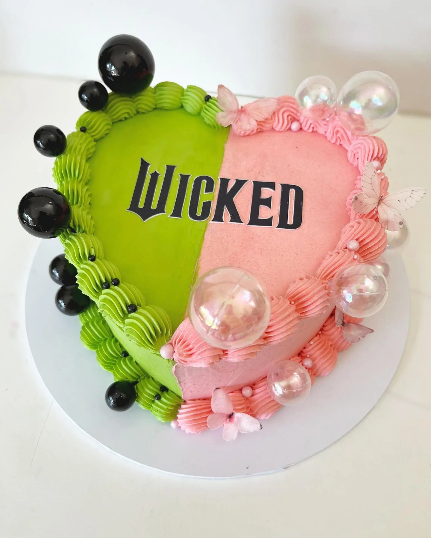 &ldquo;Pink goes good with green&rdquo; - Elphaba 💚🩷