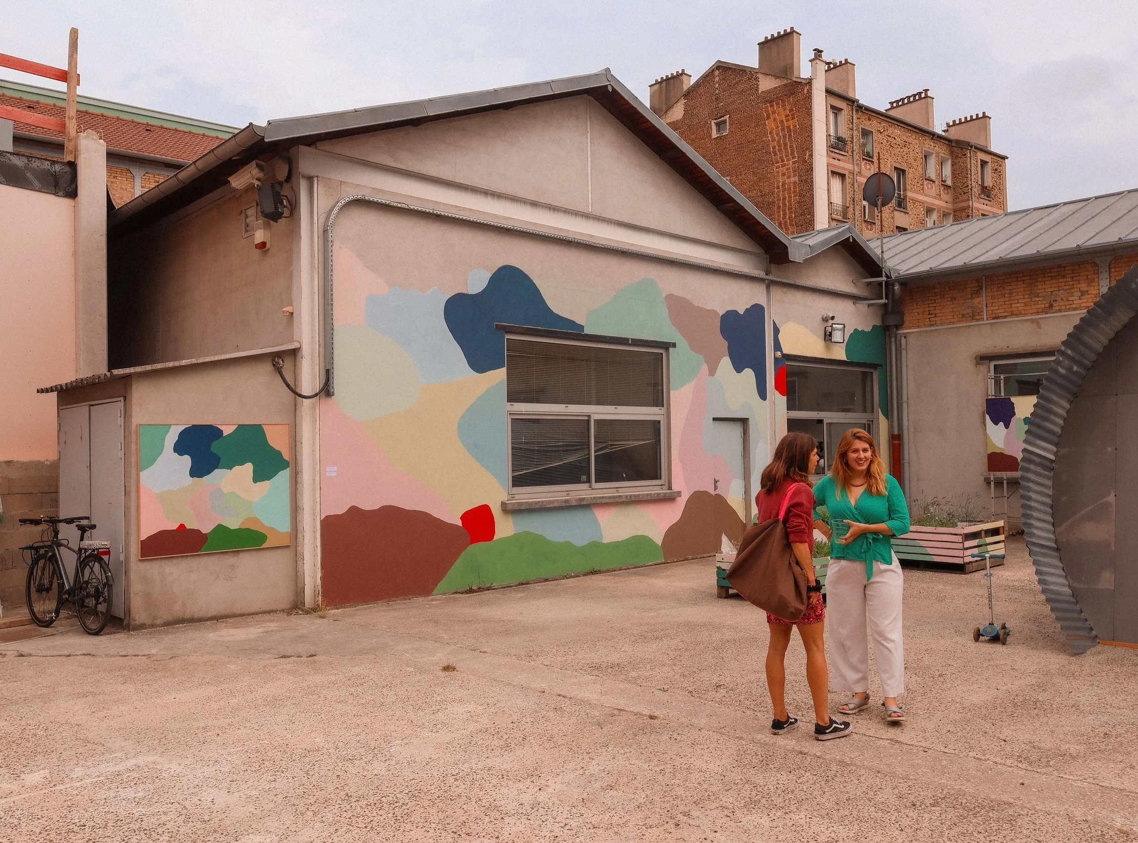 colourful mural painted outdoor by Andrea Mongenie for a group exhibition with Diametre 15
