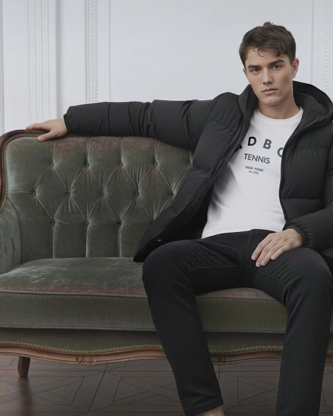 Quiet luxury, on and off court. Black puffer, crisp tee, clean sneakers. New York energy, studio calm.

#BadBoyTennis #TennisStyle #TennisFashion #LuxuryStreetwear #MensStyle