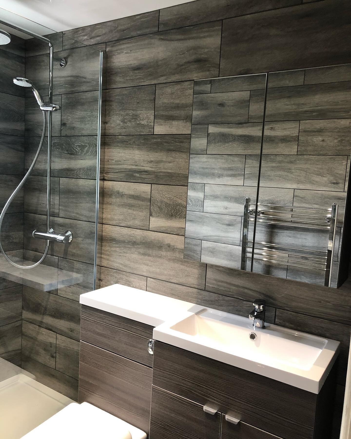 I have lost count how many times we have done this same bathroom with the grey wood effect tiles with matching click vinyl. 

It really does look 1st class 🔥 

With matching vanity units from #victorianplumbing it&rsquo;s a super nice combination 

