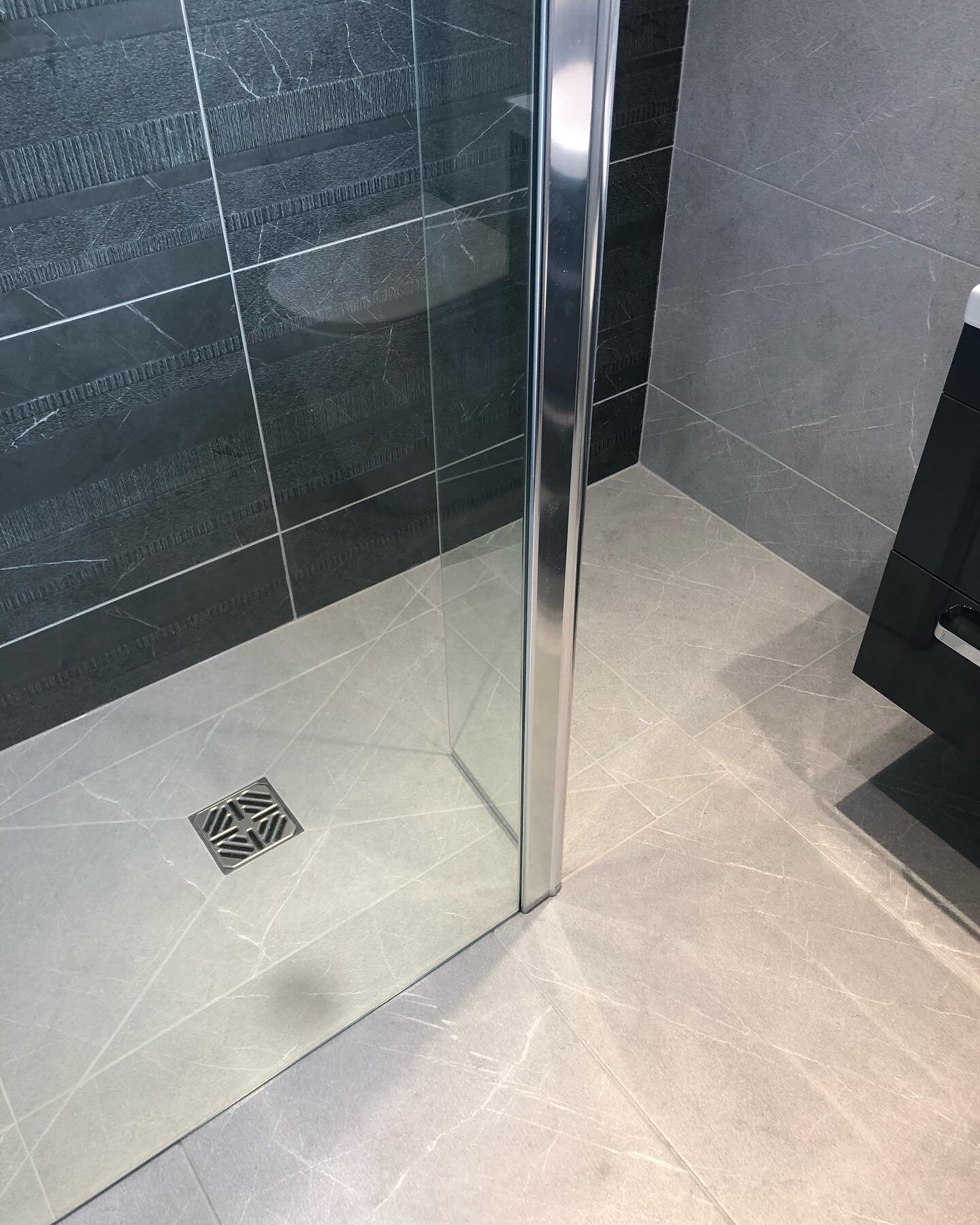 Luxury level access Wetroom just completed. 

900 x 450mm porcelain tiles. 

Wetdeck cut to perfection 

Amazing job

#Bathfit #bathrooms #bathroomdesign #plumbing #tiling #wetrooms #showers #tiler #bathroominstaller #bathroomremodel #bathroomdecor #
