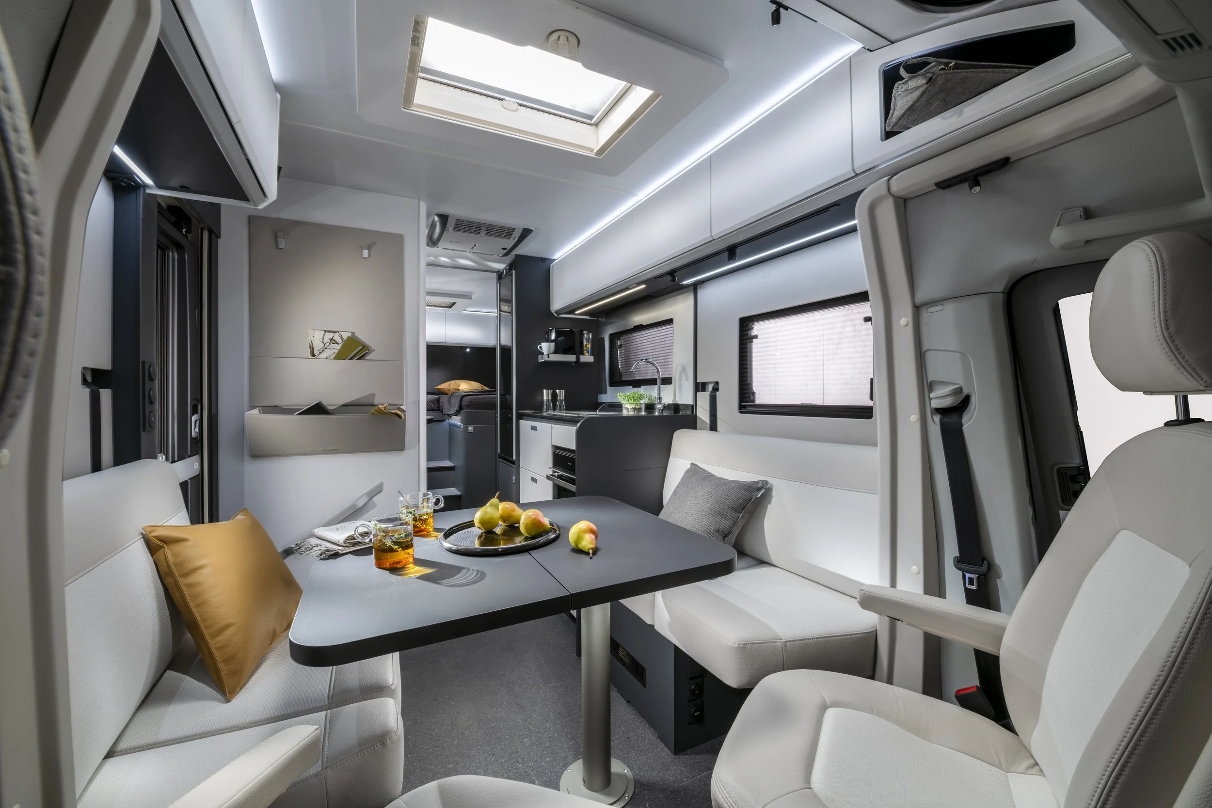 5200-compact-max-dl-image-interior-jm85016.jpg