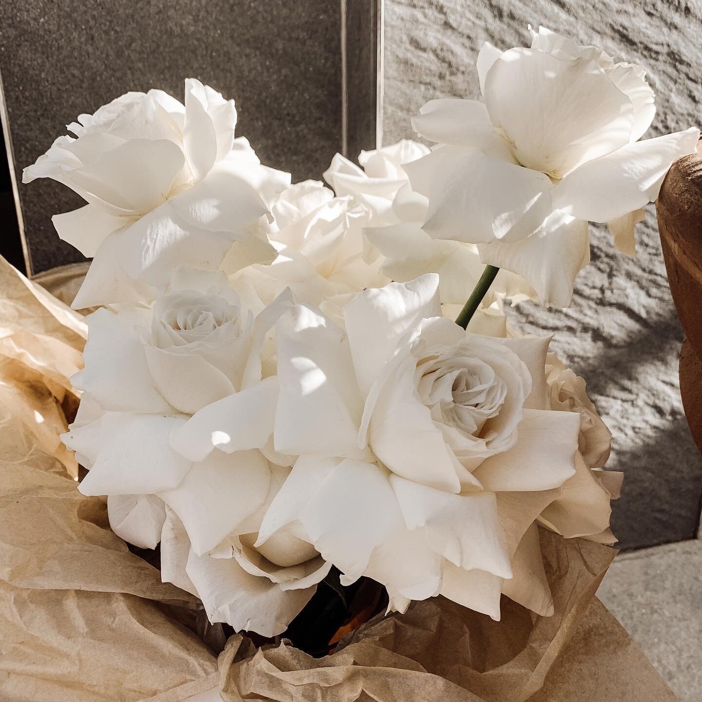 Simplicity✨

White roses for S+S, &amp; white on white textural styling for their London reception. 

Styling &amp; Hire @thecollectcocreative 
Bouquet @floandthefoxglove 

#thecollectcocreative