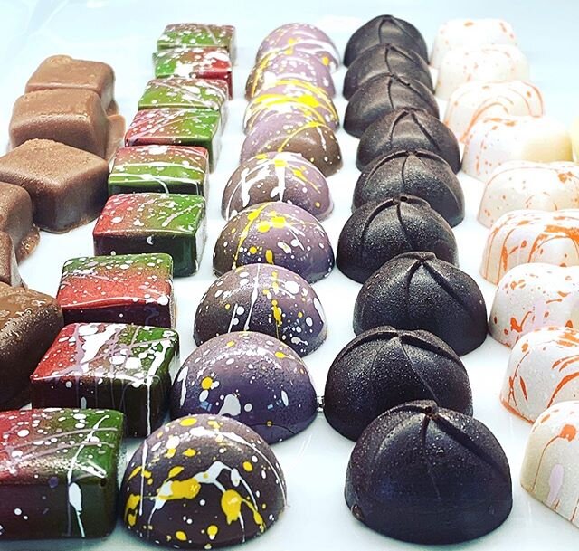 Where&rsquo;s all the chocolate fans at 🙋🏻&zwj;♀️.
.
.
Susy&rsquo;s Chocolates is passionate about creating high-quality, artisan chocolates that are visually stunning on the outside and equally mouthwatering flavorful on the inside!
.
Carlton Bake