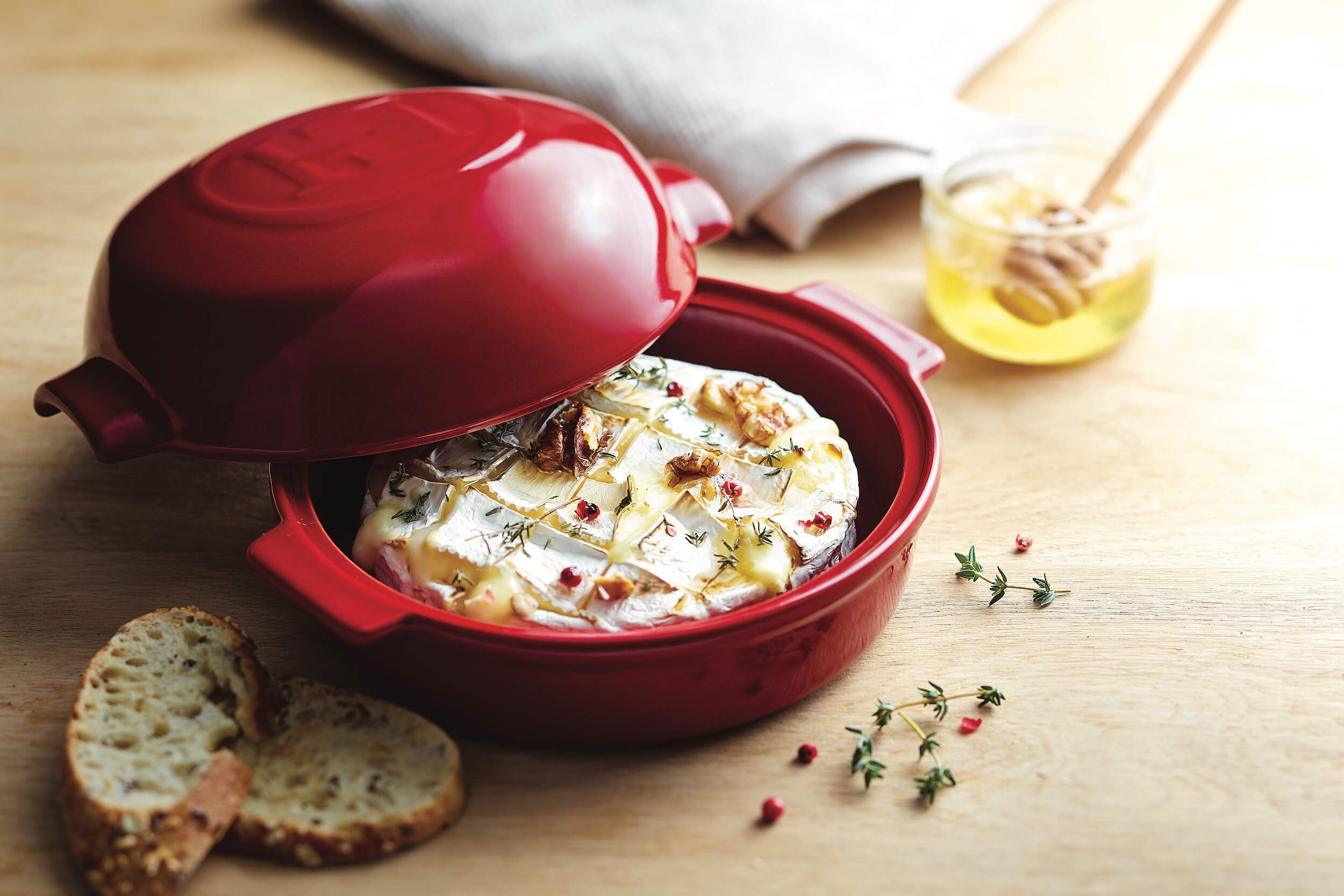 Staub Ceramique Ceramic Round Brie Cheese Baker With Lid, Pure-white