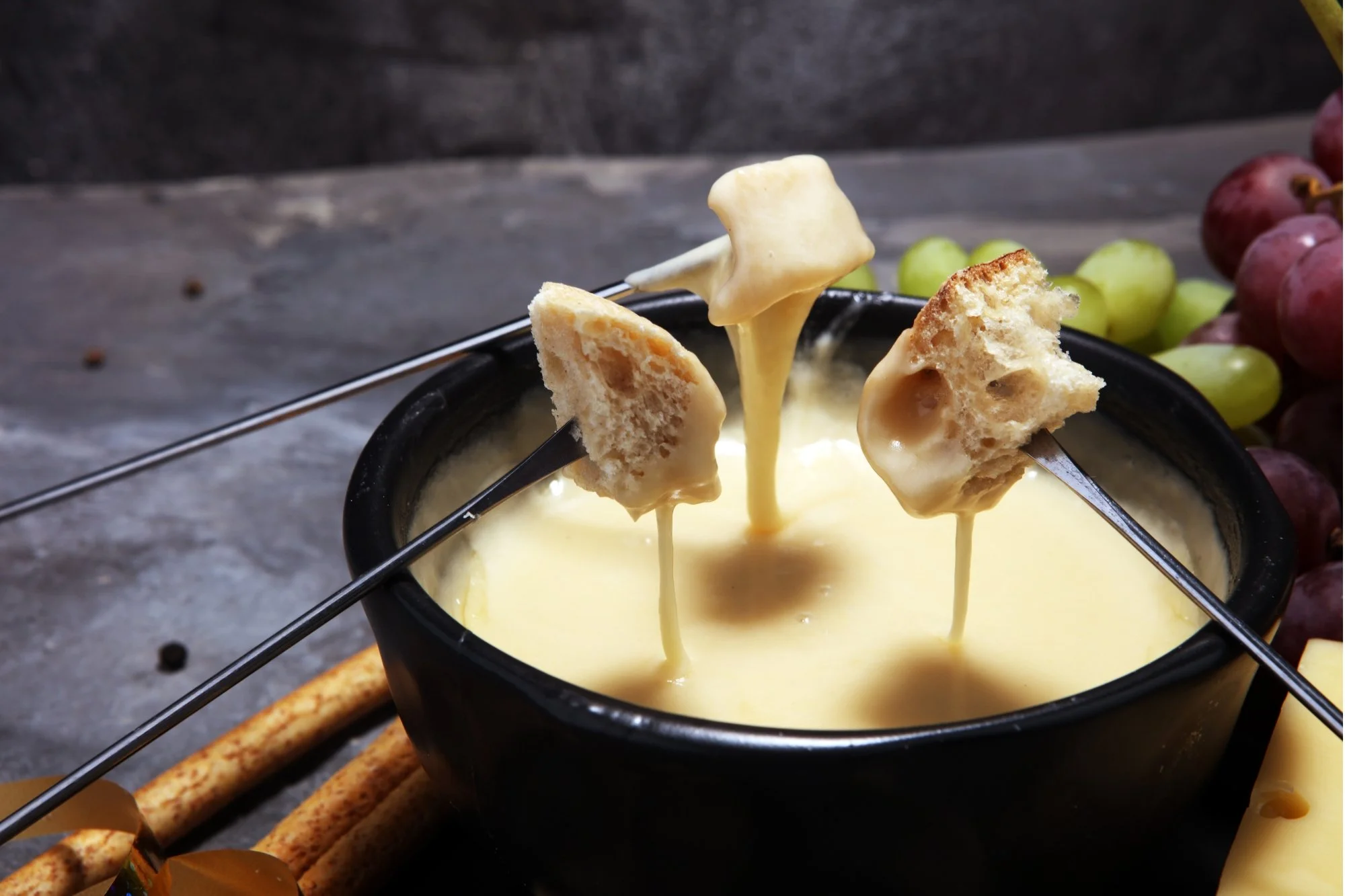 Fondue pot with bread