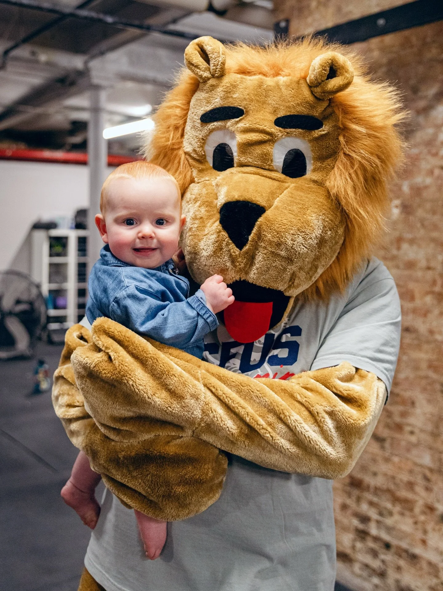 Happy Friday from Rex and our youngest superstar, Sienna! 🦁

📸 @marcig_
