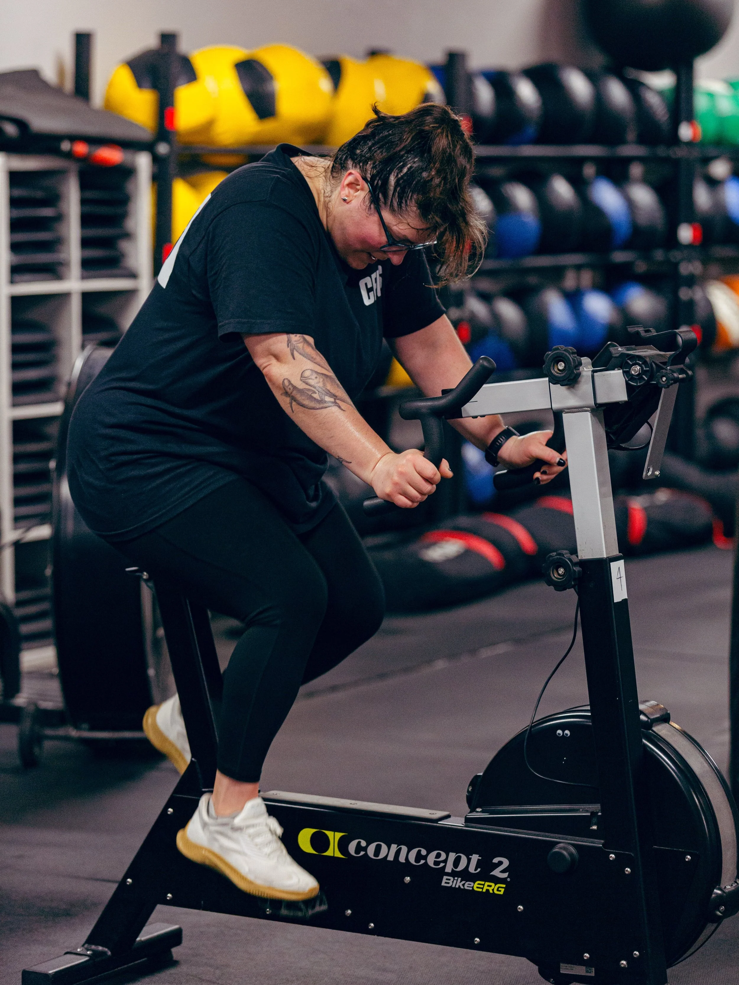 ⚡️WOD Wednesday⚡️

A) Power clean + Squat clean (TnG)
Build to heavy 1+1 in 16-minute window

B) 20-minute EMOM
1) Cal Row
2) Wall walk
3) Cal Bike
4) Burpee to plate
5) Rest

📓 @atrain4240 
📸 @marcig_