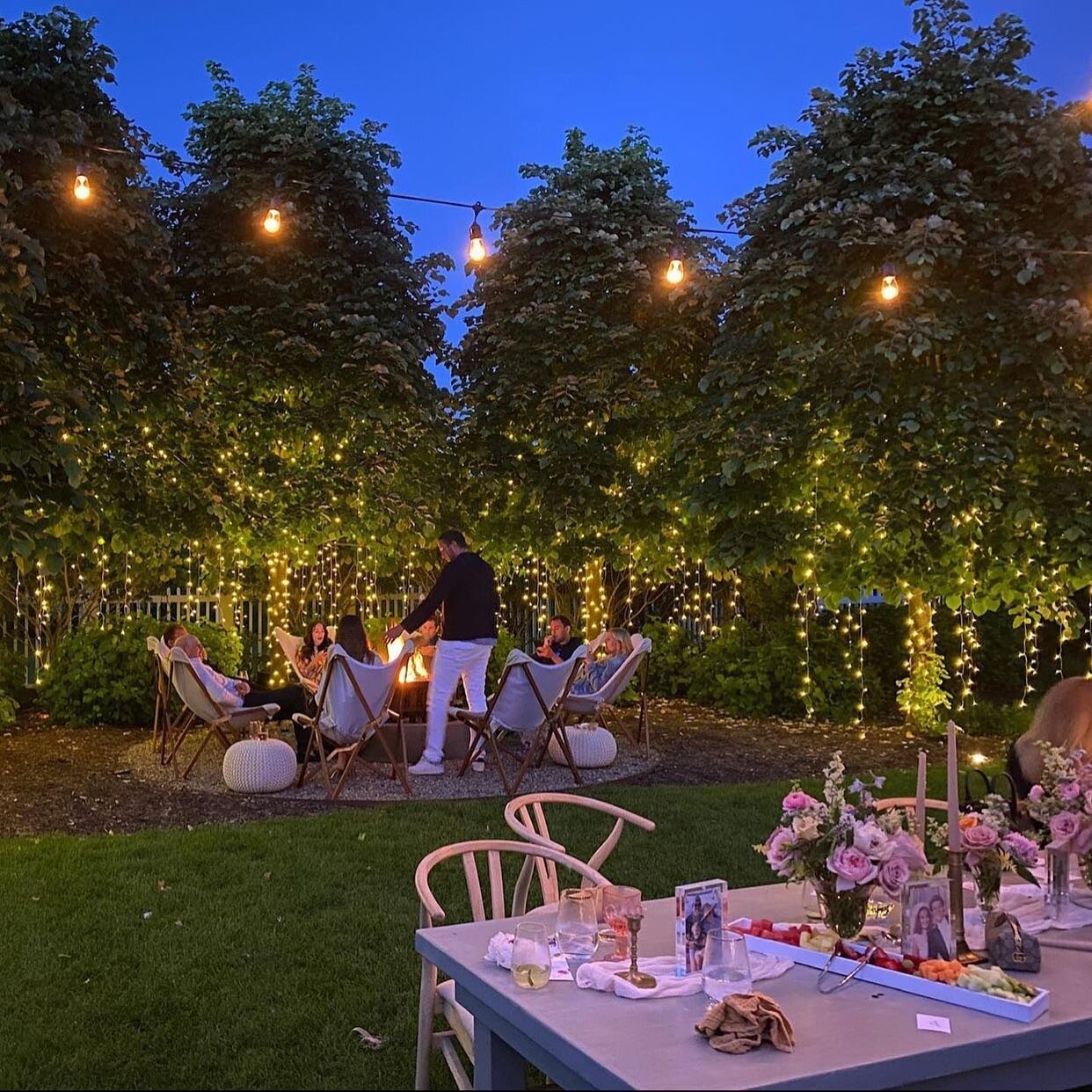 Light up your NIGHT ✨ ⠀
⠀
Edison Bulb Black Cord Bistro Lights &amp; Tree Twinkle Lights make for the perfect Summer Night Setting! 🥰 ⠀
⠀
Original Event: @kerenprecel ⠀
⠀
#BistroLighting #FairyLights #EventProduction #DeccoByPartyUp #SummerEvents ⠀
