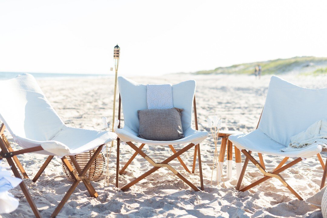 There's nothing like a bonfire on the beach 🥰🔥 @Your_Wand @Hamptonsaristocrat @miaisabellaphotography ⠀
⠀ ⠀
Our rentals: Ivory Beach Chairs &bull; 6' Rustic Wood Leg Table &bull; Lanterns &bull; Poufs &bull; End Tables &bull; Floor Pillows ⠀ ⠀
⠀
#d